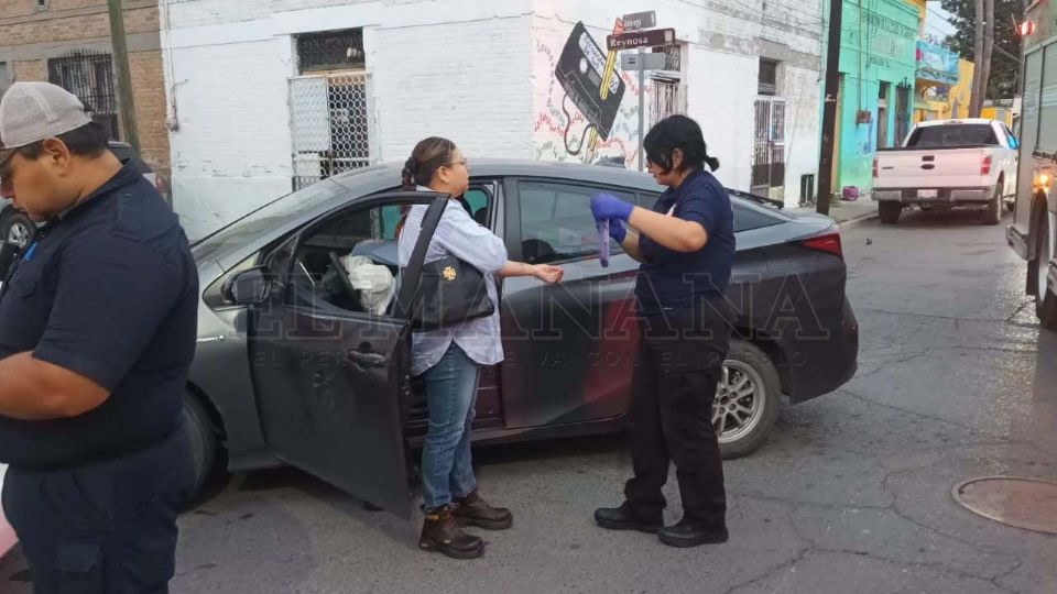 Mujeres chocan luego de que una se pasara un alto