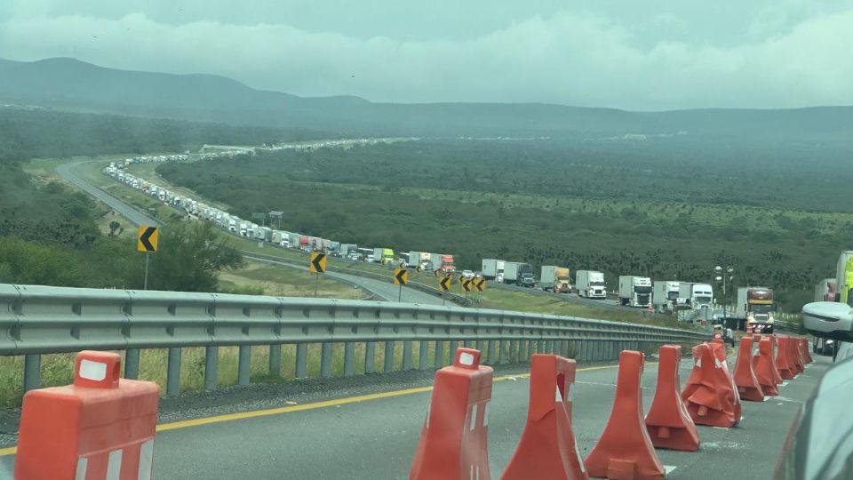 Largas filas en la Autopista Nuevo Laredo-Monterrey.