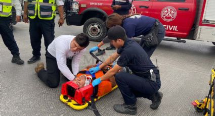 Nuevo Laredo: Motociclista se pasa luz roja y choca contra auto último modelo