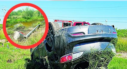 Conductor acelerado tumba poste de concreto, vuelca y abandona su auto en la carretera Anáhuac