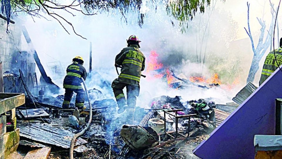 Los bomberos combatieron el incendio arduamente pero las casas quedaron en cenizas