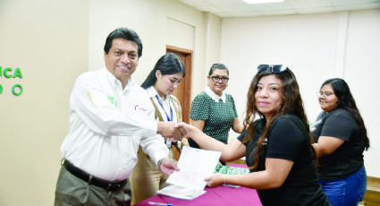 Reciben estudiantes de la Universidad Tecnológica de Nuevo Laredo 54 becas completas