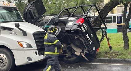 Trailero impacta patrulla y termina prensada contra árbol: policía muere entre fierros retorcidos