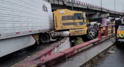 Tráiler choca contra puente vehicular: se queda a nada de caer