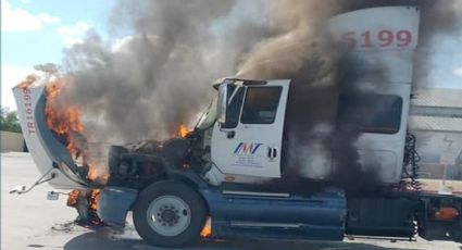 Tráiler estalla en llamas frente a gasolinería en el Camino a Las Minas