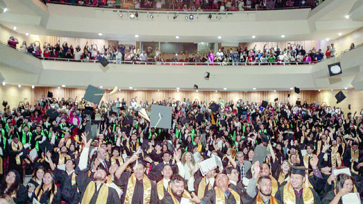 Se gradúan de UT más de mil jóvenes