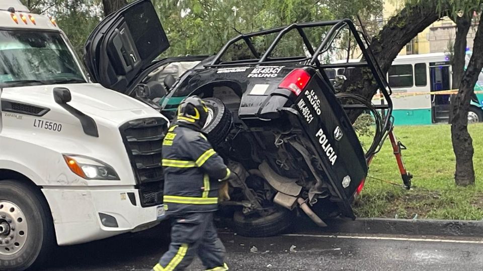 Un tráiler terminó impactando a la unidad de la Policía y la lluvia pudo influir en el percance