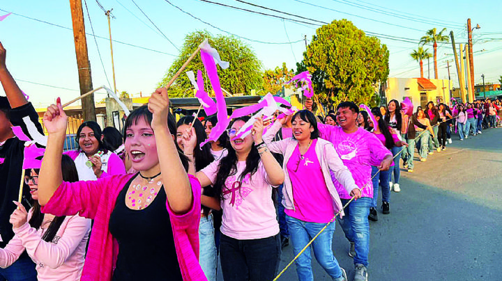 Realizan estudiantes del COBAT 01 Caminata Rosa contra cáncer de mama