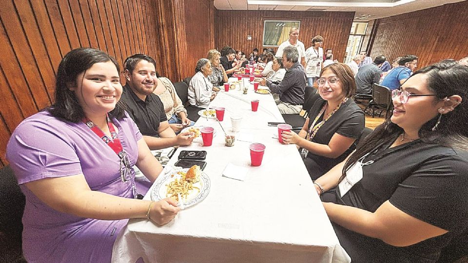 Los galenos se reunieron en el lobby de la Jurisdicción Sanitaria número 5 para una amena comida.