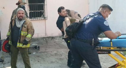 Arde casa con niña en interior en la Infonavit; bomberos la sacan entre llamas | FOTOS