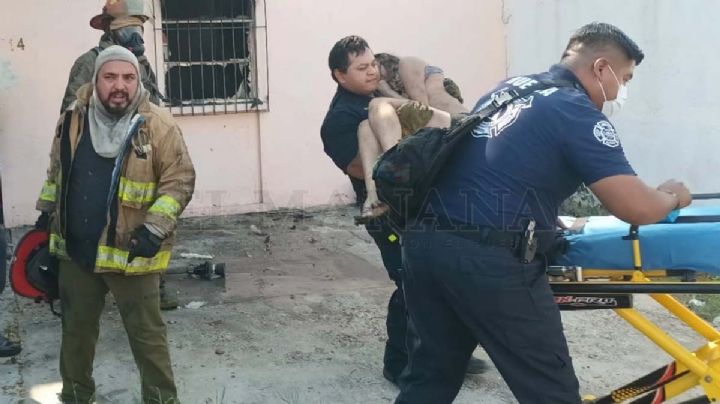 Arde casa con niña en interior en la Infonavit; bomberos la sacan entre llamas | FOTOS