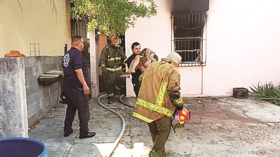 Alondra fue rescatada por bomberos.