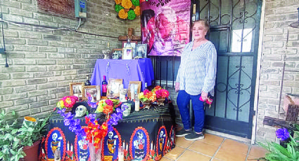 Ve la muerte de otra forma; pone altar en su casa y honra a su hijo y familiares