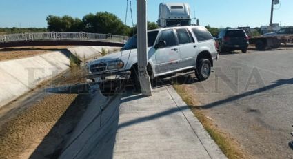 Hombre choca contra poste en la Colonia Los Fresnos; evitó caer con su auto al arroyo