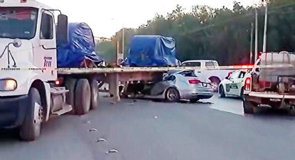 Auto queda deshecho al impactarse con la plataforma de un tráiler; copiloto murió al instante