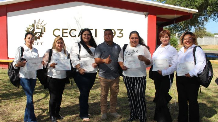 Operadoras de Nuevo Laredo terminan curso de autotransporte y reciben constancias