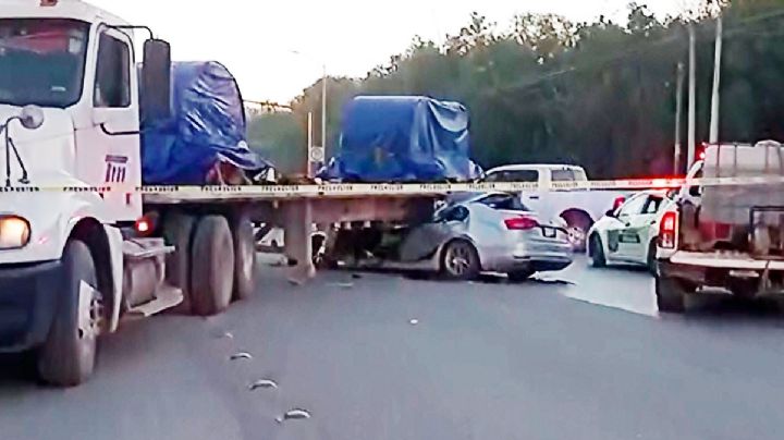 Auto queda deshecho al impactarse con la plataforma de un tráiler; copiloto murió al instante