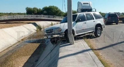 Ford Explorer estuvo a punto de caer al arroyo en Los Fresnos; poste de luz lo salva de morir