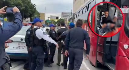 Brutal pelea dentro del Metrobús; hombre termina con vidrios incrustados | VIDEO