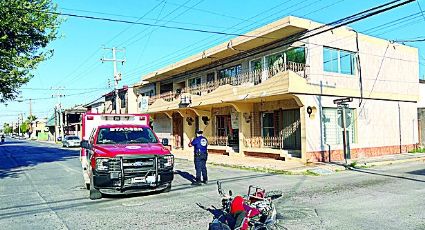 Motociclista se estrella brutalmente con camioneta en el centro de Nuevo Laredo; quedó lesionado