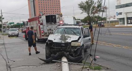 Nuevo Laredo: familia se salva de morir en su camioneta al chocar contra poste de CFE