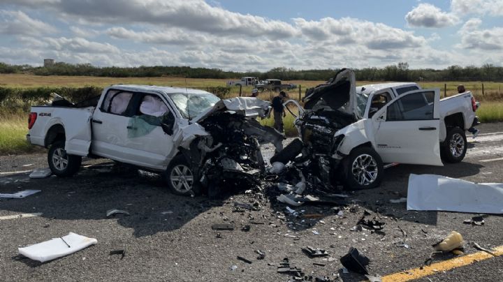 Brutal choque de frente entre camionetas deja 2 muertos cerca de Laredo