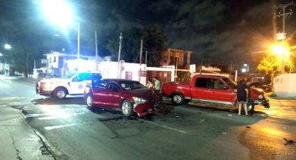 Brutal choque: camioneta y carro se dan con todo en el centro de Nuevo Laredo; ¿quién tuvo la culpa?