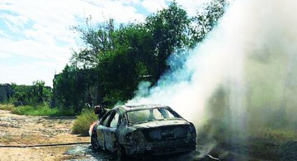 Nuevo Laredo: voraz incendio acaba con automóvil en la colonia Enrique Cárdenas; ¿qué pasó?