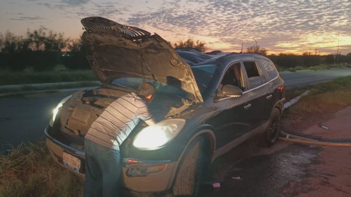 Nuevo Laredo: pareja choca brutalmente con poste en Municipio Libre, vuelca y vive para contarlo