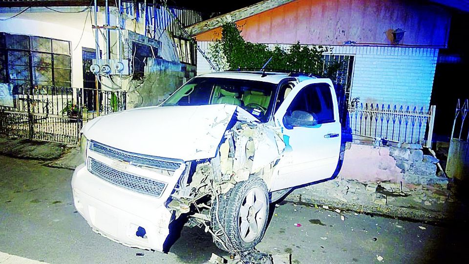 El conductor ebrio causó un sinfín de destrozos a su paso