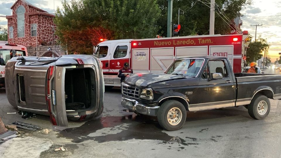 Al lugar de los hechos llegaron elementos de Protección Civil y Bomberos para ayudar a los lesionados