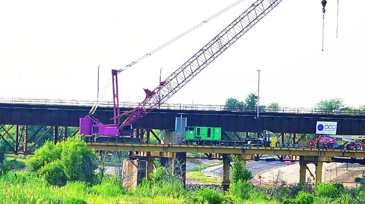 Avanza 80% cruce ferroviario en Nuevo Laredo; colocan vigas de acero