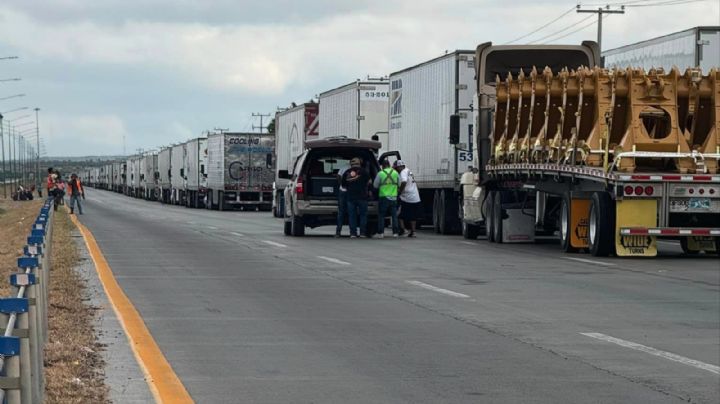 Reportan problemas técnicos en Aduana de Nuevo Laredo: hay largas filas de tráileres