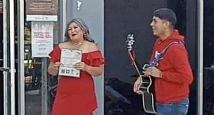 Mexicana se divorcia y está tan feliz que organiza megafiesta invitando a todo el pueblo