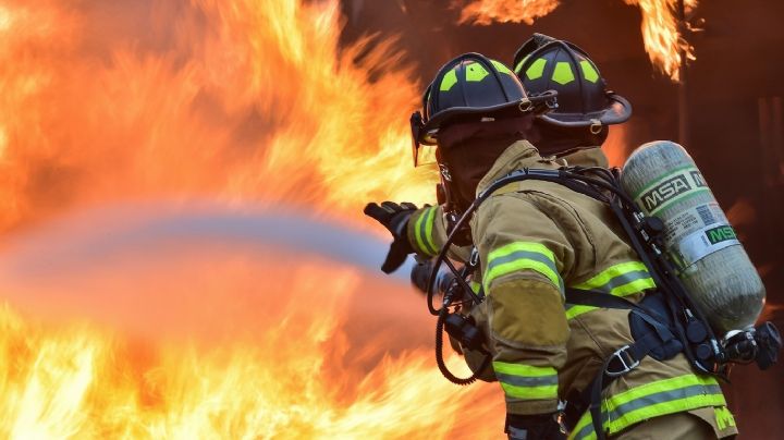 Incendio casi acaba con la vida de una persona en Laredo; lo reportan grave