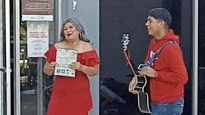 Mexicana se divorcia y está tan feliz que organiza megafiesta invitando a todo el pueblo