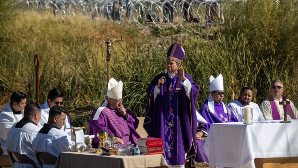 Las autoridades católicas montaron un altar a la mitad del Río Bravo