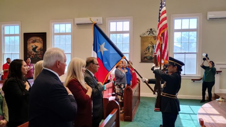 Reconocen a Veteranos en el Colegio de Laredo