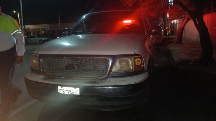 Mujer no le calcula bien y le pega por detrás a un auto en la colonia Juárez; ahora tendrá que pagar