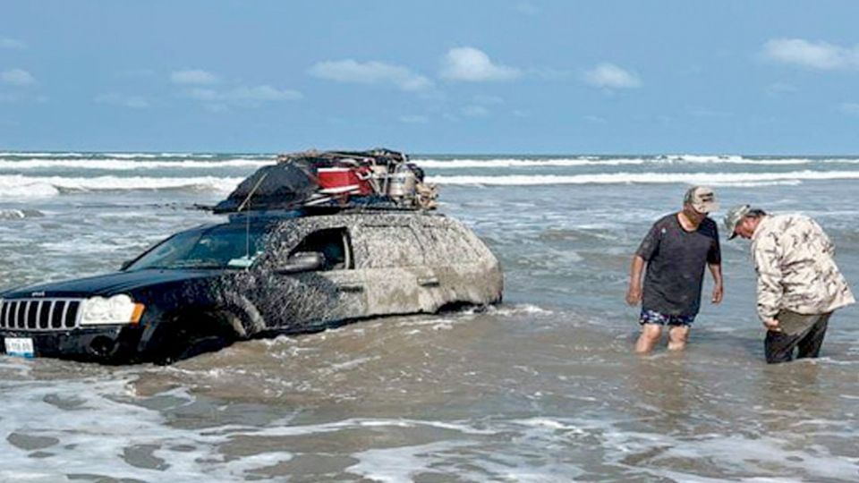 El Jeep no pudo librar la fuerza de las olas.