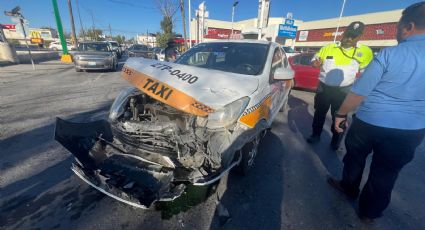 Taxista y empleado de Telmex destrozan sus autos en choque en la Cesar López de Lara; ¿de quién fue la culpa?