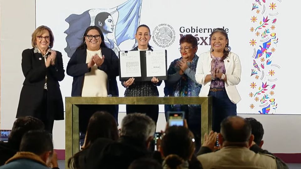 Con ello se reforman varios artículos de la Constitución para garantizar los derechos hacia las mujeres