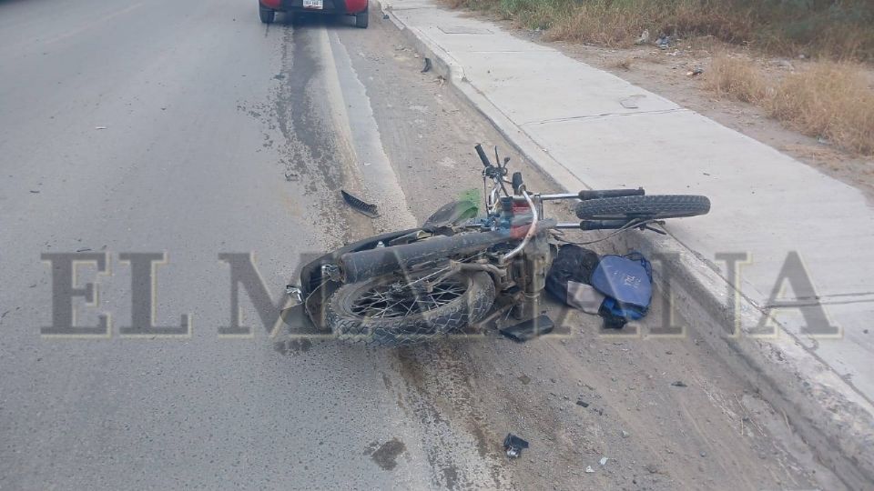 El motociclista terminó en el pavimento.