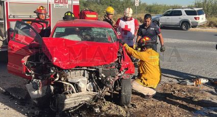 Nuevo Laredo: hombre queda prensando en su auto luego de brutal accidente