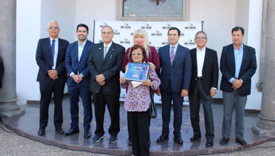 Realizan en Laredo la premiación a los ganadores del concurso anual de altares mexicanos