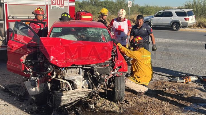 Nuevo Laredo: hombre queda prensando en su auto luego de brutal accidente