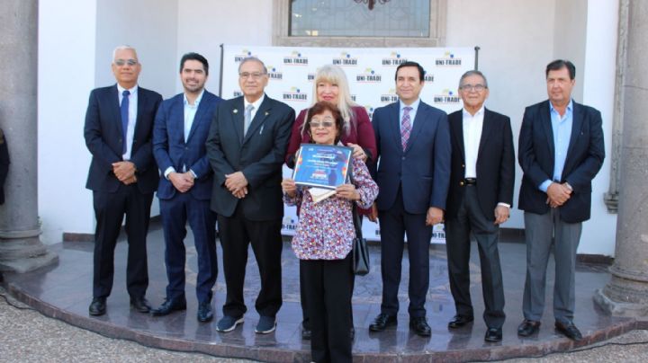 Realizan en Laredo la premiación a los ganadores del concurso anual de altares mexicanos