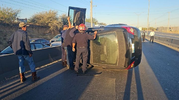 Nuevo Laredo: mujer termina lesionada tras volcar aparatosamente en Carretera Aeropuerto