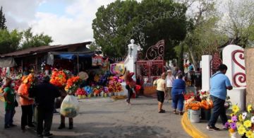 No olvidan a sus muertos: visitan cientos a sus seres queridos en Panteón Municipal Antiguo