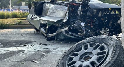 Cybertruck choca, vuelca y acaba destrozada; 3 tripulantes prensados y una joven grave